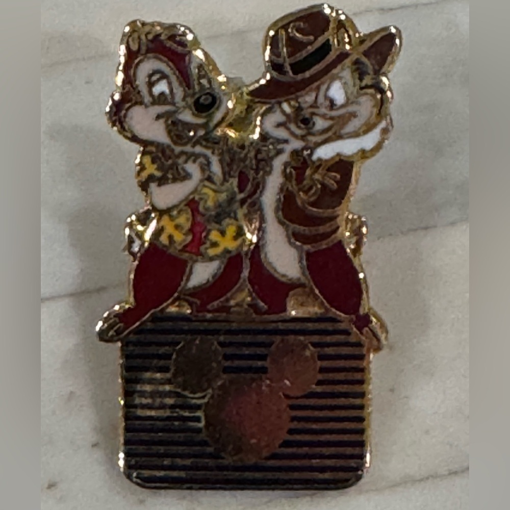 Chip & Dale Rescue Rangers Gold and Red Linited Edition Disney Pin NWOT - Picture 7 of 7